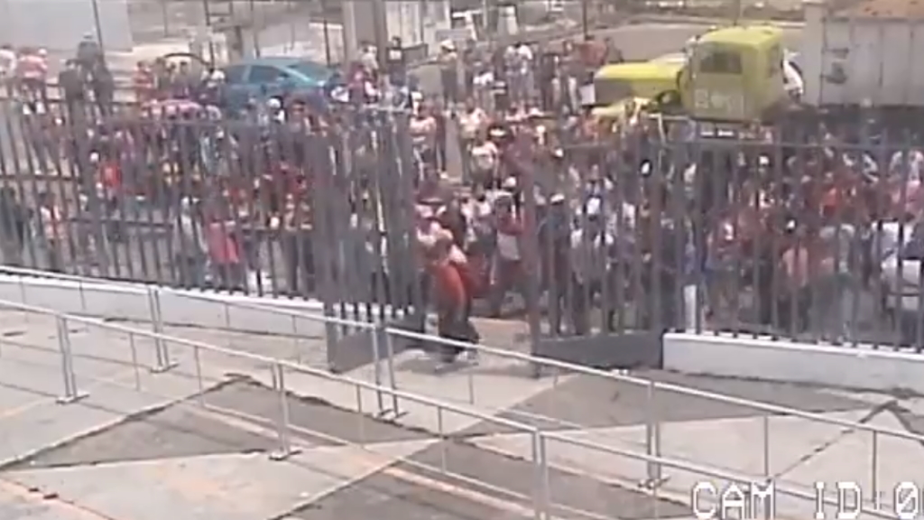 #Video Familiares intentan ingresar a penal de Chalco tras riña