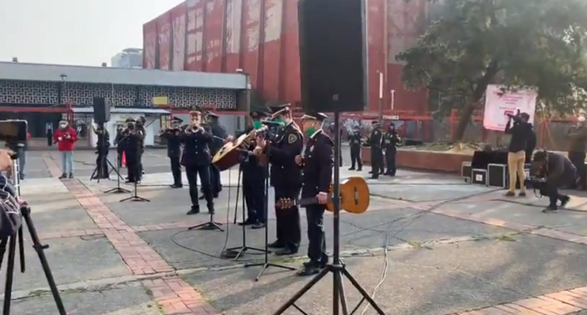 #Video Policías llevan serenata en Tlatelolco por el Día de las Madres