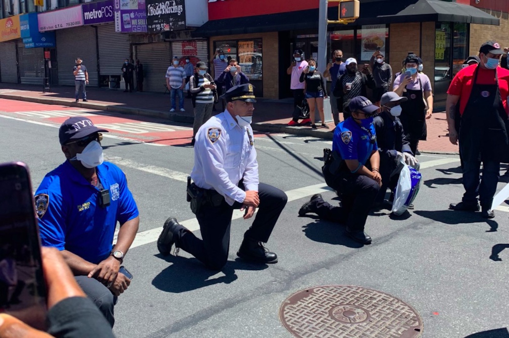 #Videos Policías de Nueva York se arrodillan en solidaridad con manifestantes por muerte de George Floyd