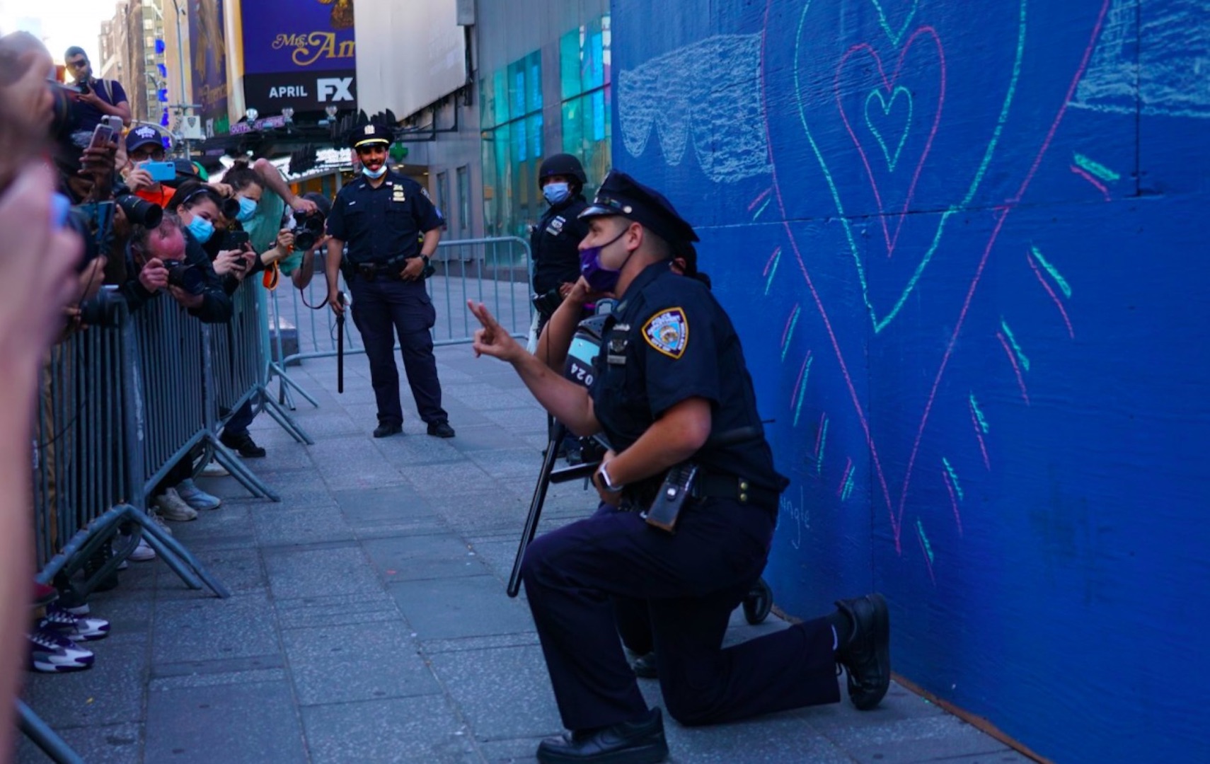 #Videos Policías de Nueva York se arrodillan en solidaridad con manifestantes por muerte de George Floyd - policias-arrodillados-en-protestas-en-times-square