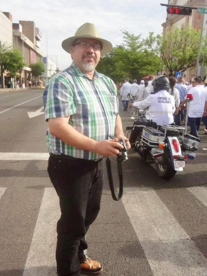 A tres años del asesinato del periodista Javier Valdez, su esposa Griselda Triana exige justicia - por-la-avenida-alvaro-obregon-cubriendo-una-protesta-del-sector-de-la-salud