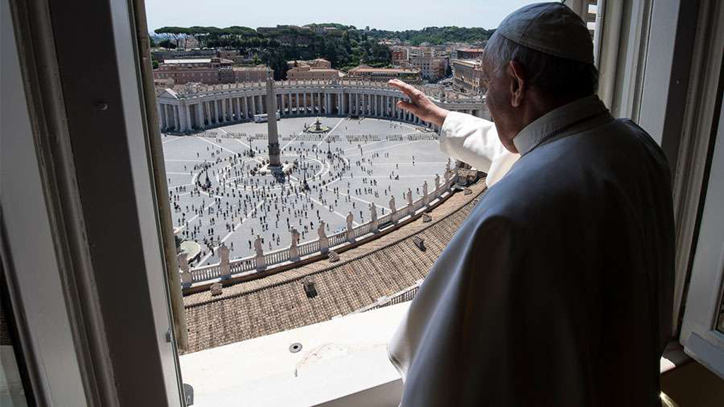 Papa Francisco lanza 'año especial' para reflexionar sobre el medioambiente - primera-bendicion-del-papa-francisco-a-fieles-en-la-plaza-de-san-pedro-tras-el-desconfinamiento-gradual-en-italia
