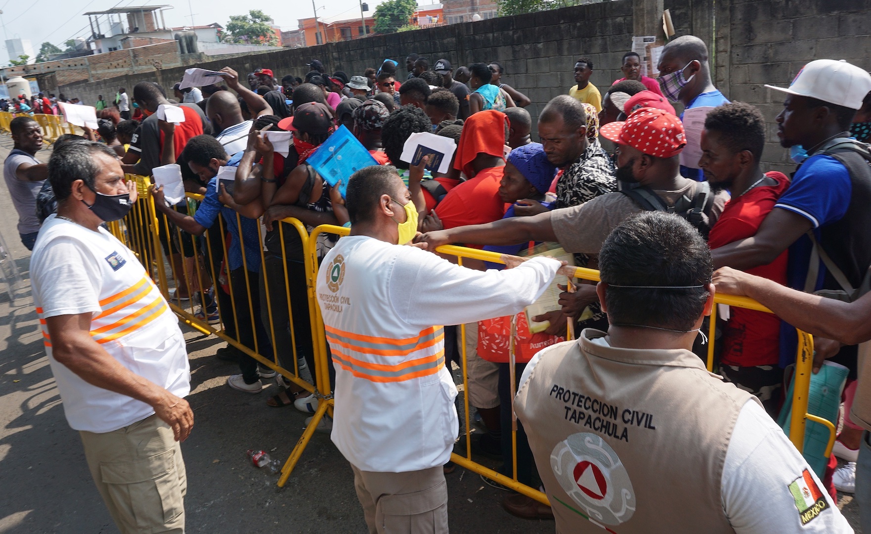 Migrantes se aglomeran en el frontera sur de México para hacer trámites
