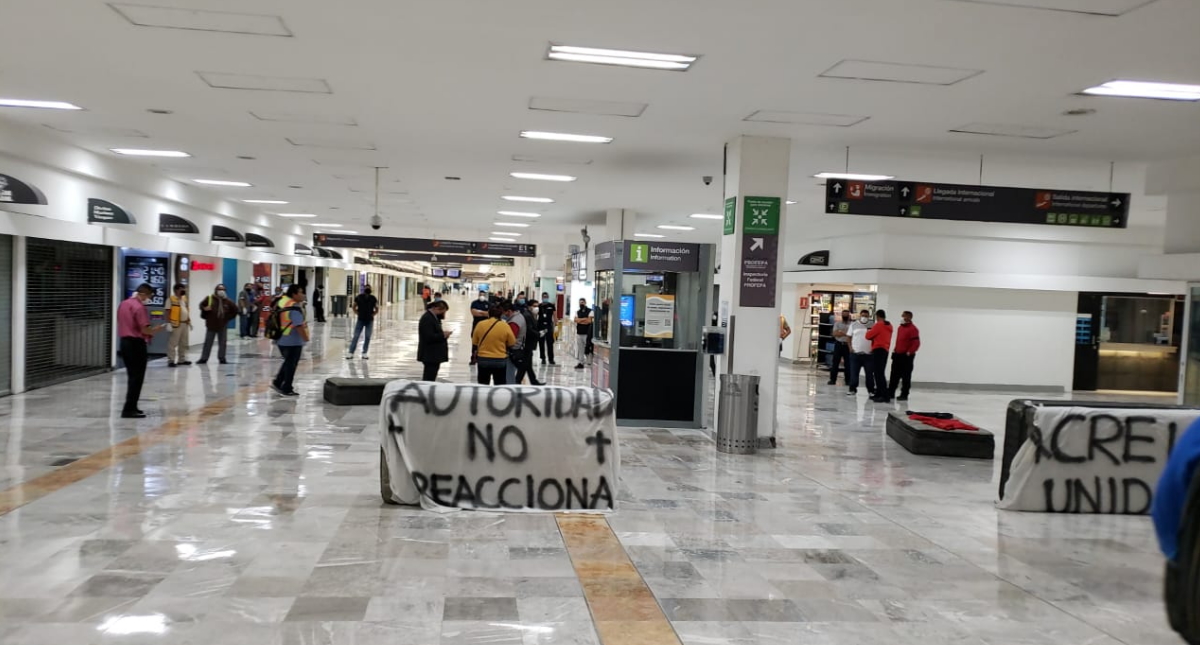 Paramédicos y bomberos protestan en el AICM; denuncian falta de insumos