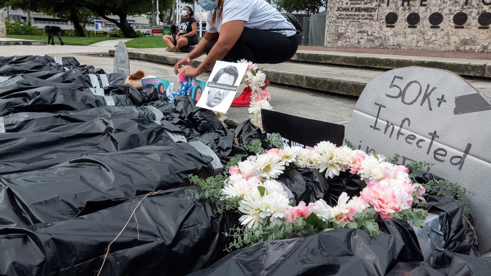 Protestan en Miami por desempleo derivado del COVID-19 con 'cadáveres' - protesta-con-cadaveres-en-miami-por-mala-gestion-del-covid-19-y-desempleo