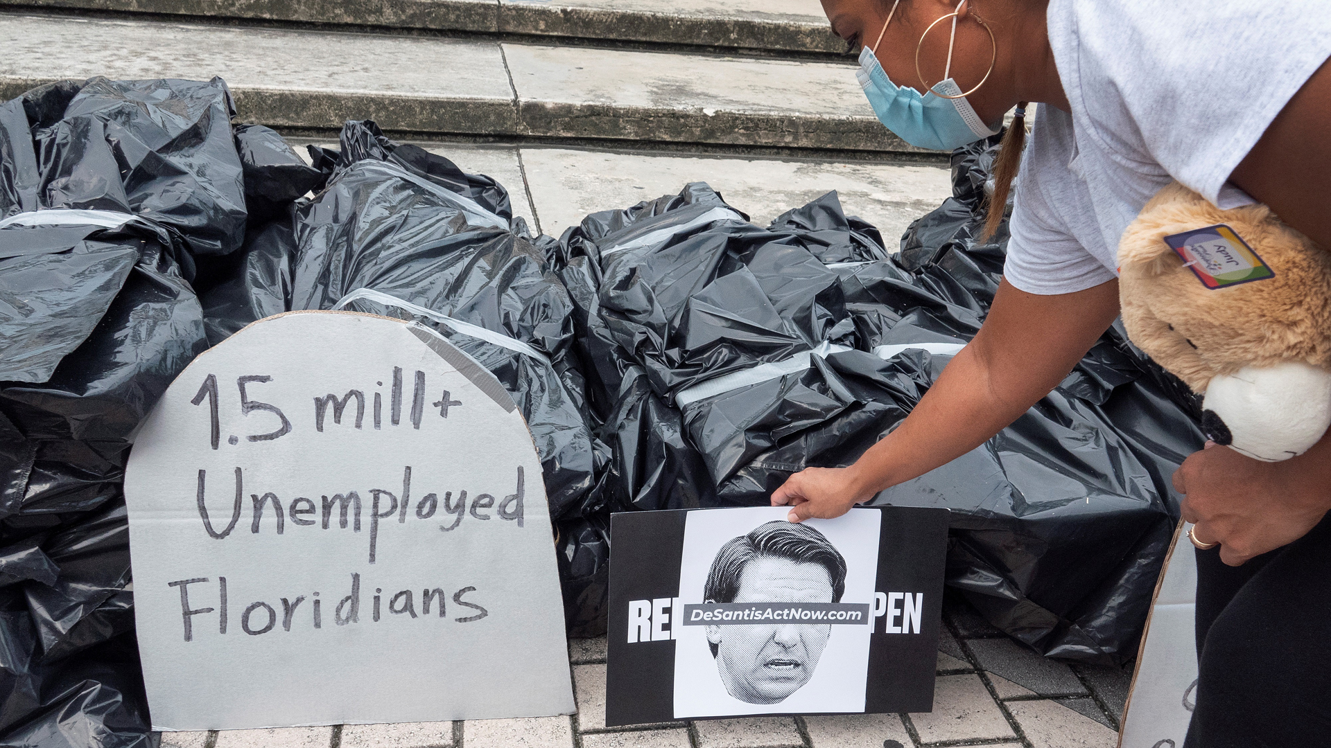 Protestan en Miami por desempleo derivado del COVID-19 con 'cadáveres' - protesta-contra-el-gobierno-de-ron-desantis-por-actuacion-frente-a-la-pandemia