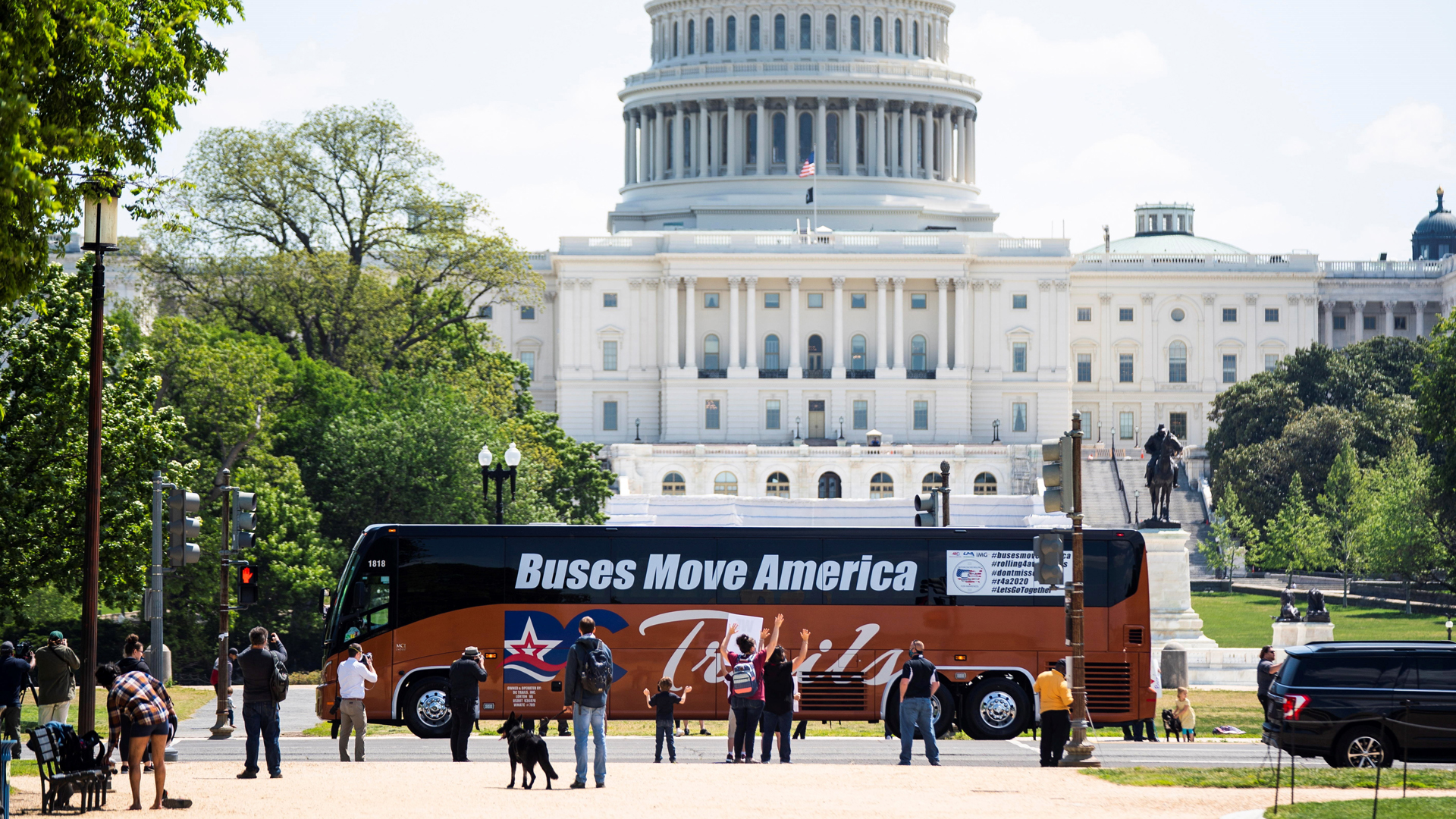 Autobuses toman las calles de Washington para exigir apoyos ante pandemia