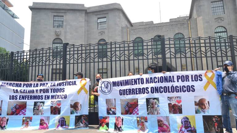 Padres de niños con cáncer levantan huelga de hambre; autoridades garantizan abasto de medicinas