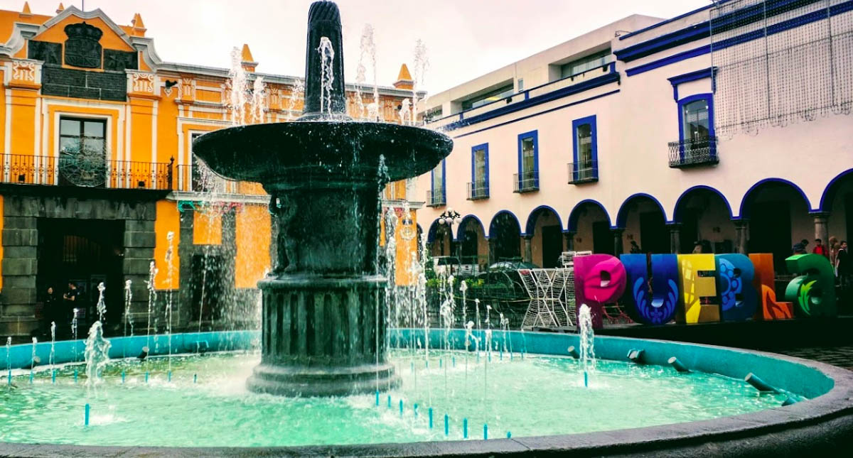 Sueldan accesos a deportivo en Puebla tras irrupciones pese a COVID-19