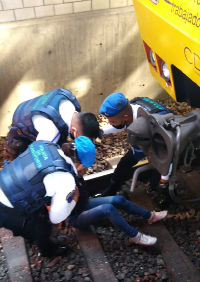 Rescatan a mujer que cayó a vías del Metro Santa Marta - rescate-de-mujer-de-vias-del-metro-en-estacion-santa-marta