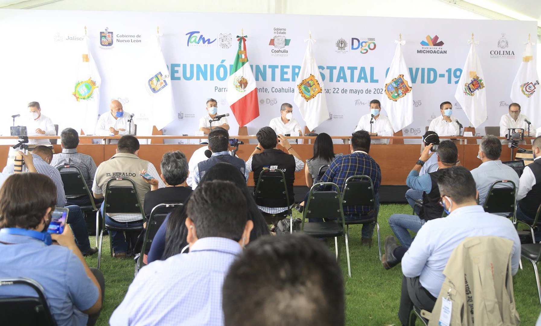 Gobernadores evalúan planes para reapertura parcial