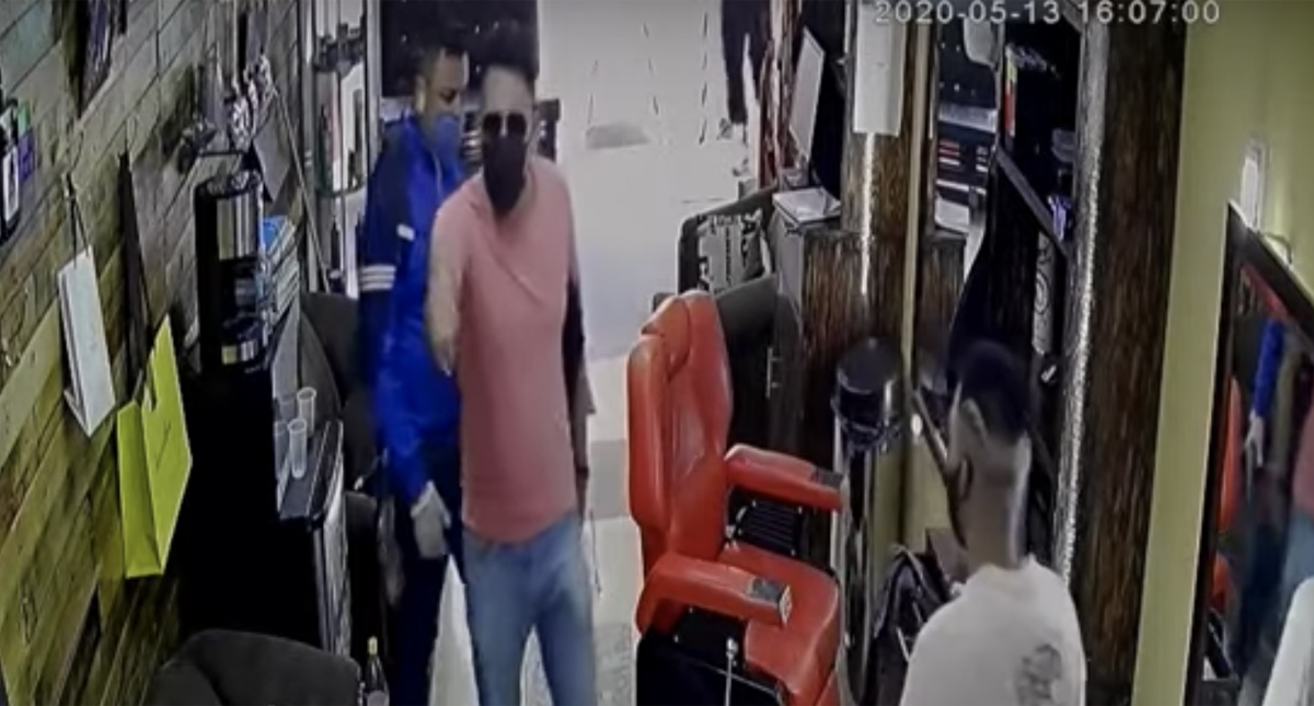 #Video Usan cubrebocas para asaltar barbería en Iztapalapa