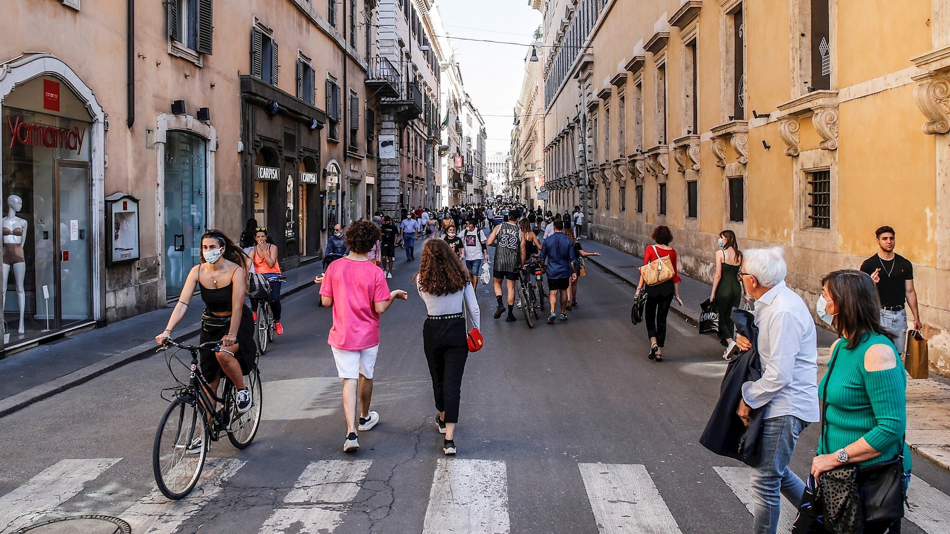 Experto italiano no descarta confinamiento en Navidad para frenar contagios de COVID-19