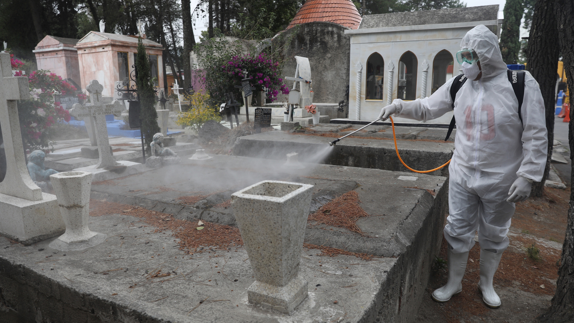 Cerrarán panteones en Día de las Madres para prevenir COVID-19
