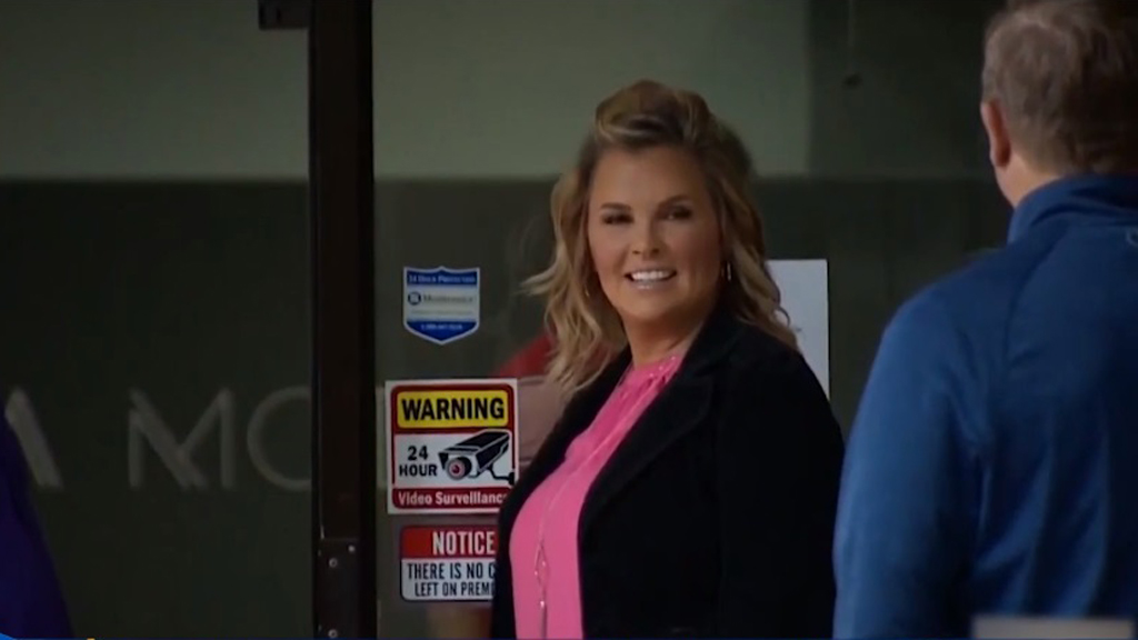 Dan cárcel a dueña de estética en Texas al negarse a cerrar por COVID-19