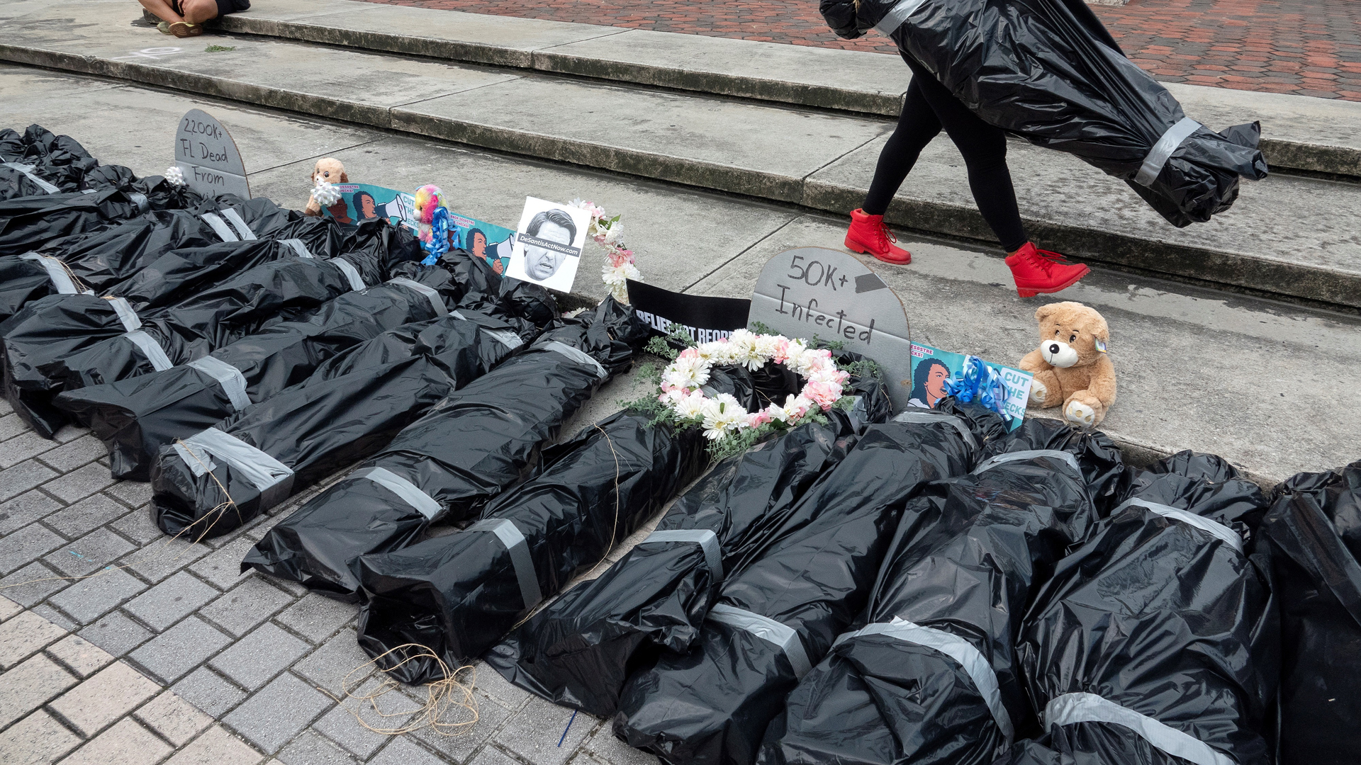 Protestan en Miami por desempleo derivado del COVID-19 con ‘cadáveres’