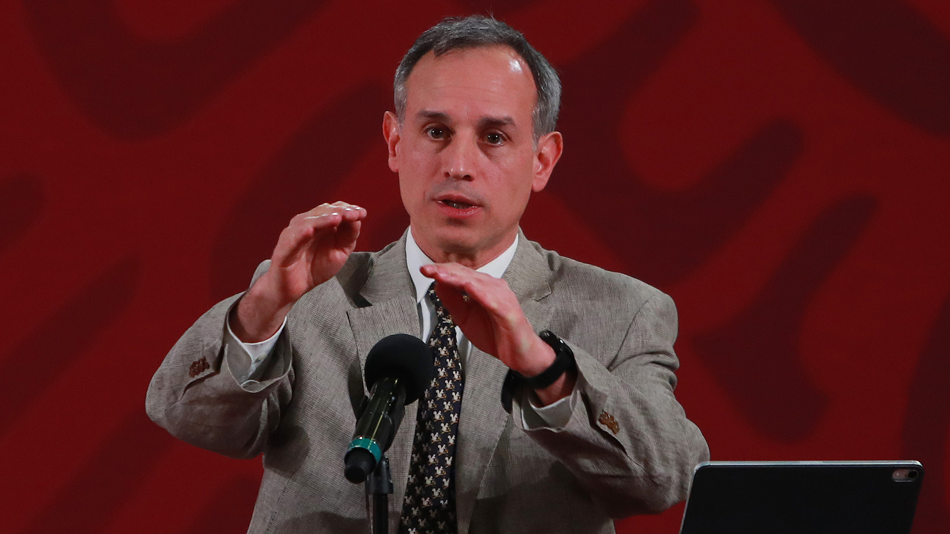 López-Gatell explica el significado de “aplanar la curva”