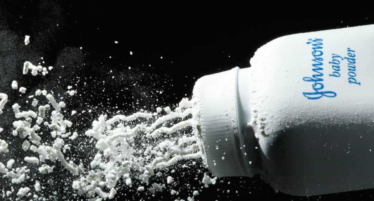 Johnson & Johnson suspende comercialización en EE.UU. y Canadá de talco para bebés