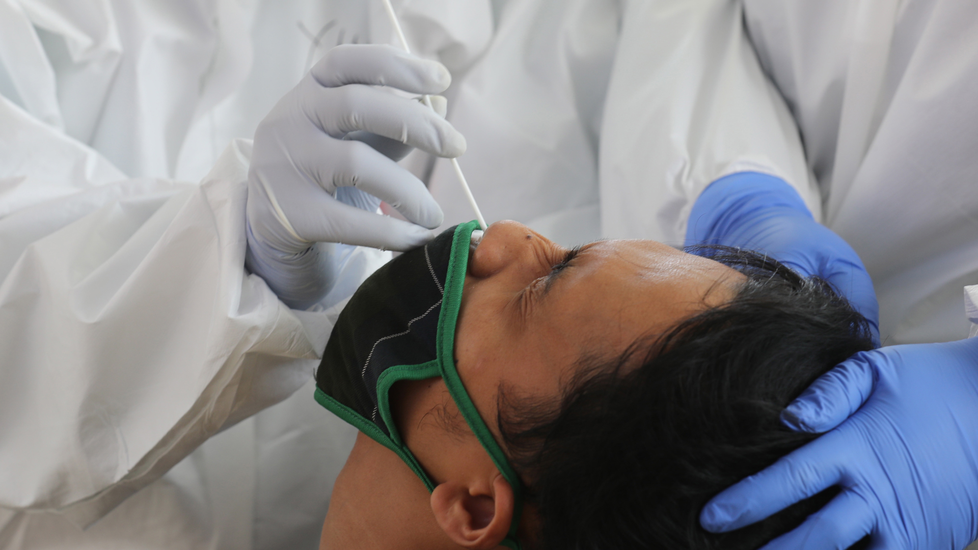 FDA aprueba desarrollo de kits de muestras caseras para detectar COVID-19