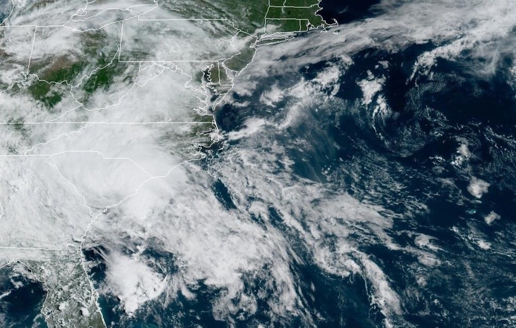 Tormenta tropical Bertha se debilita tras tocar tierra en EE.UU.
