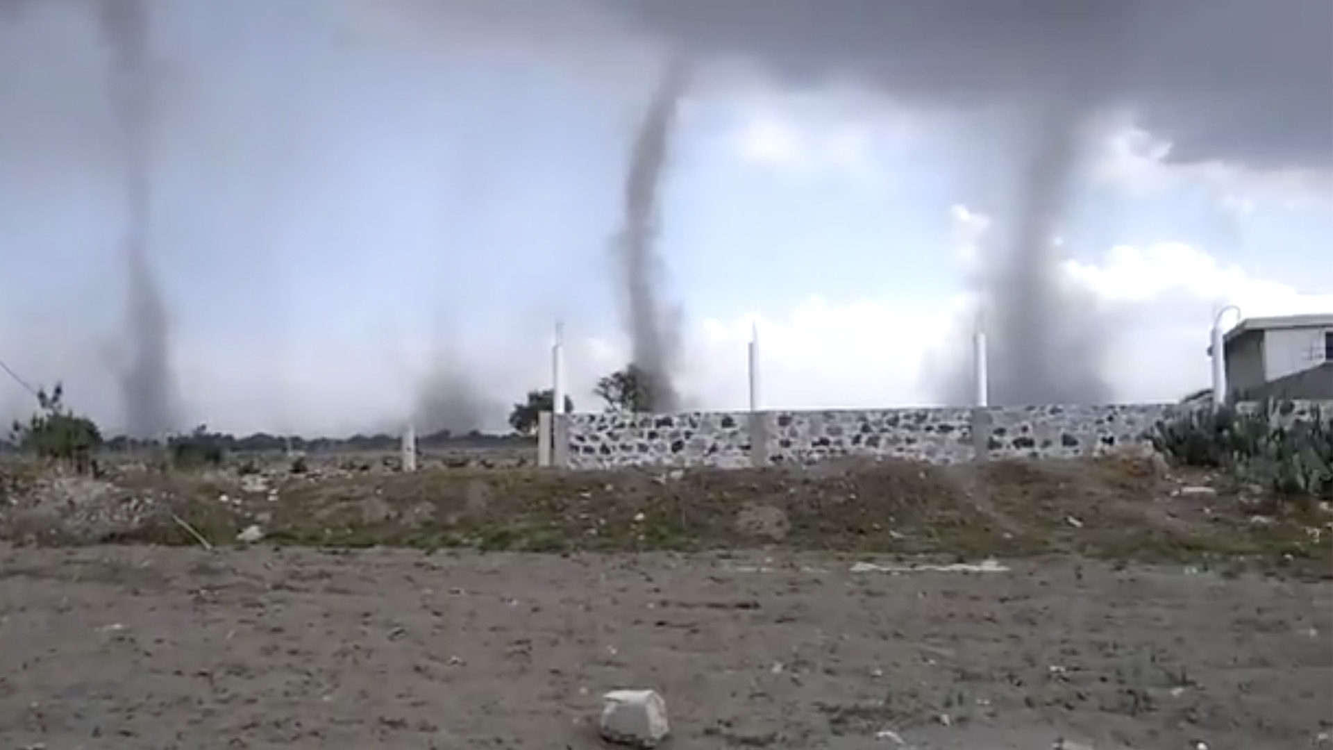 #Video Captan cuatro tornados en San Nicolás Buenos Aires, Puebla