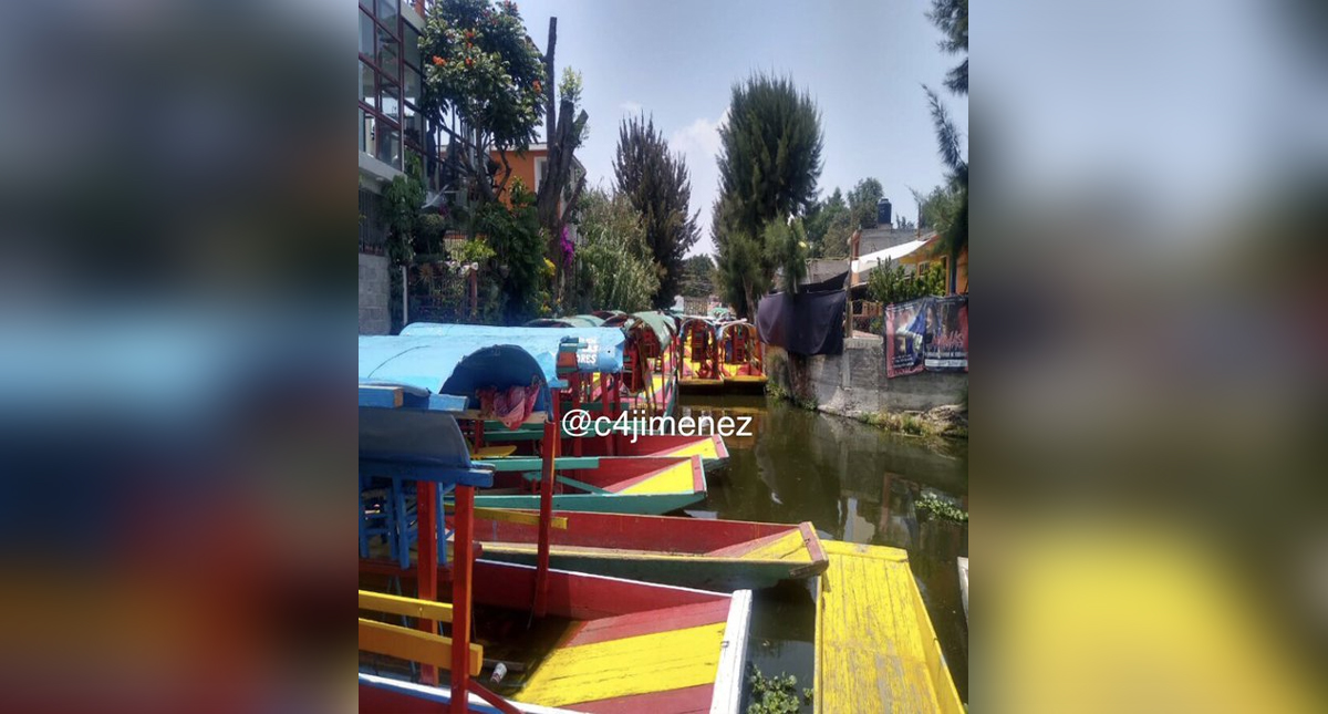 Hallan a hombre muerto entre trajineras de embarcadero en Xochimilco