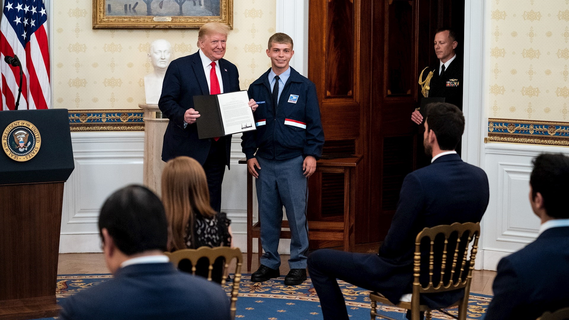 Trump reconoce a “héroes” de la pandemia en Estados Unidos