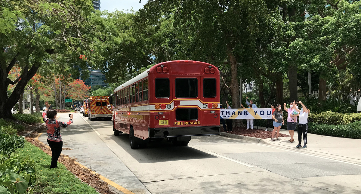 Vitorean en Miami a policías y bomberos por su labor ante el COVID-19
