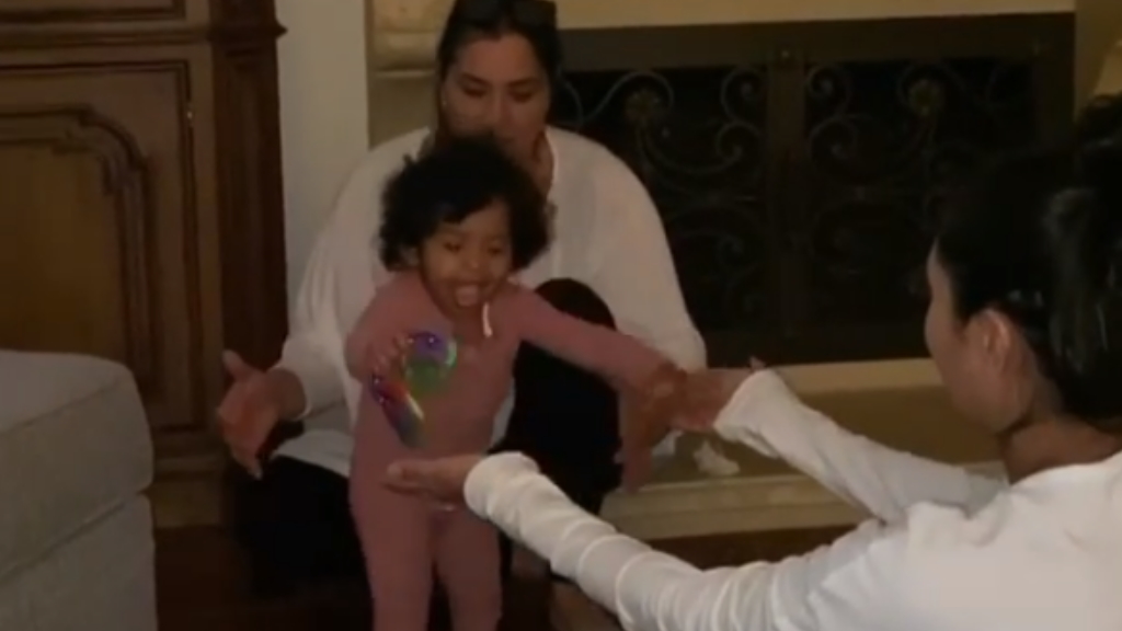 #Video Vanessa Bryant comparte los primeros pasos de su hija Capri #Video Vanessa Bryant comparte los primeros pasos de su hija Capri