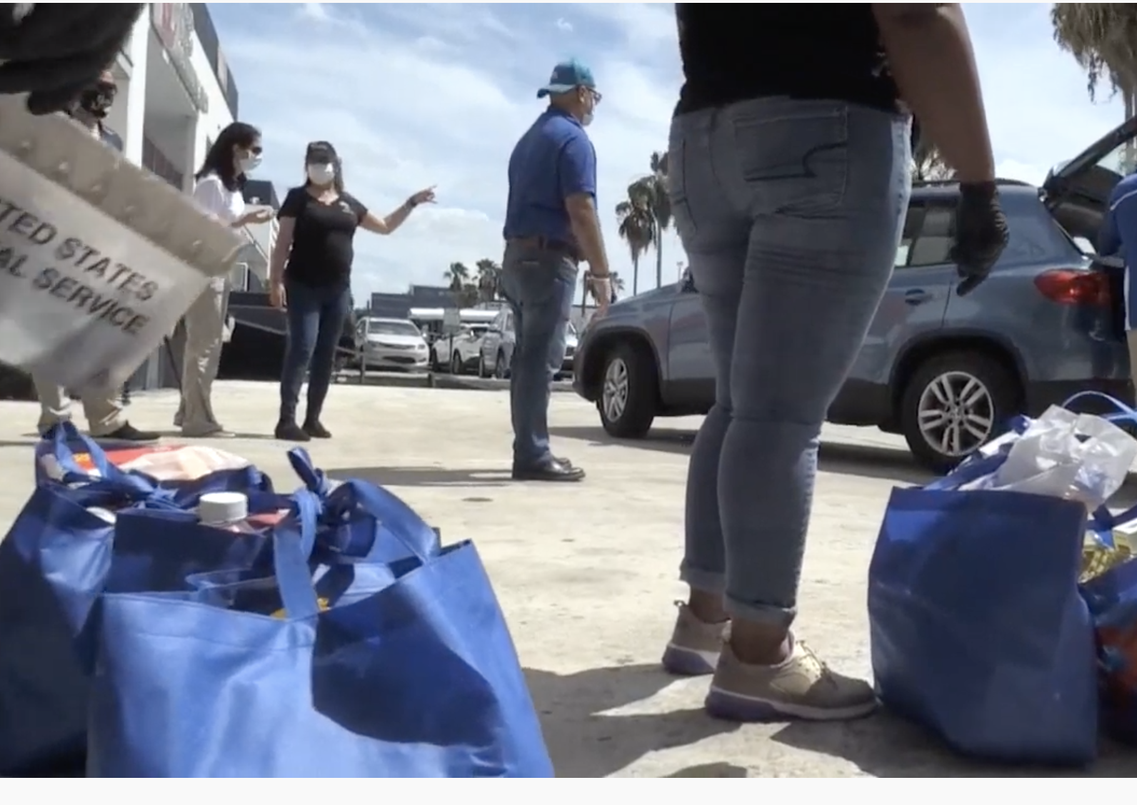 Venezolanos en espera de asilo reciben bolsas de mercados en Miami en medio de la pandemia