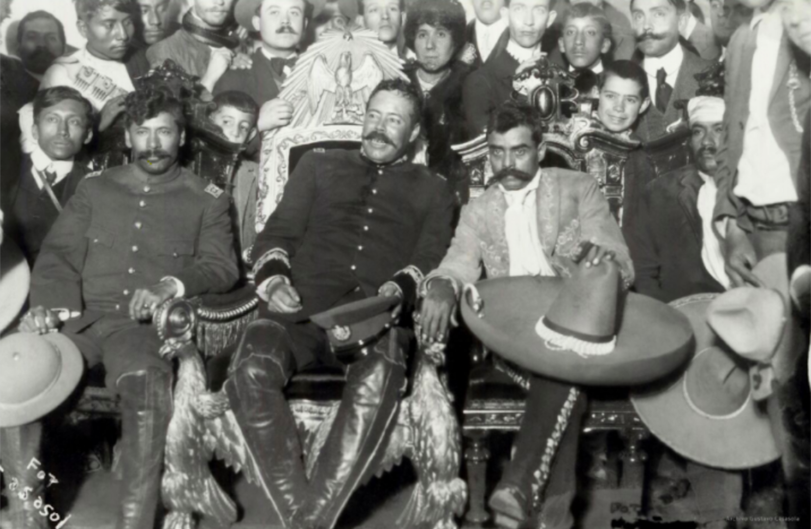 López Obrador mandó limpiar la silla presidencial por "estar embrujada" - villa-y-zapata-archivo-casasola