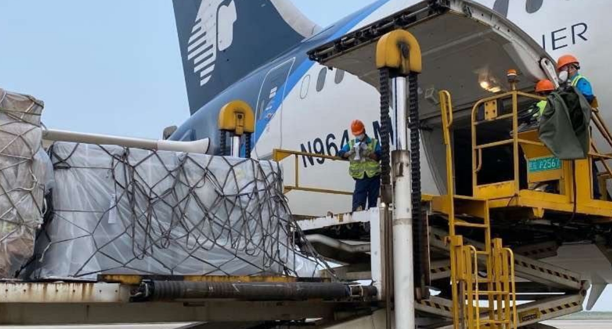 En camino a México el vuelo 11 desde Shanghái con insumos médicos