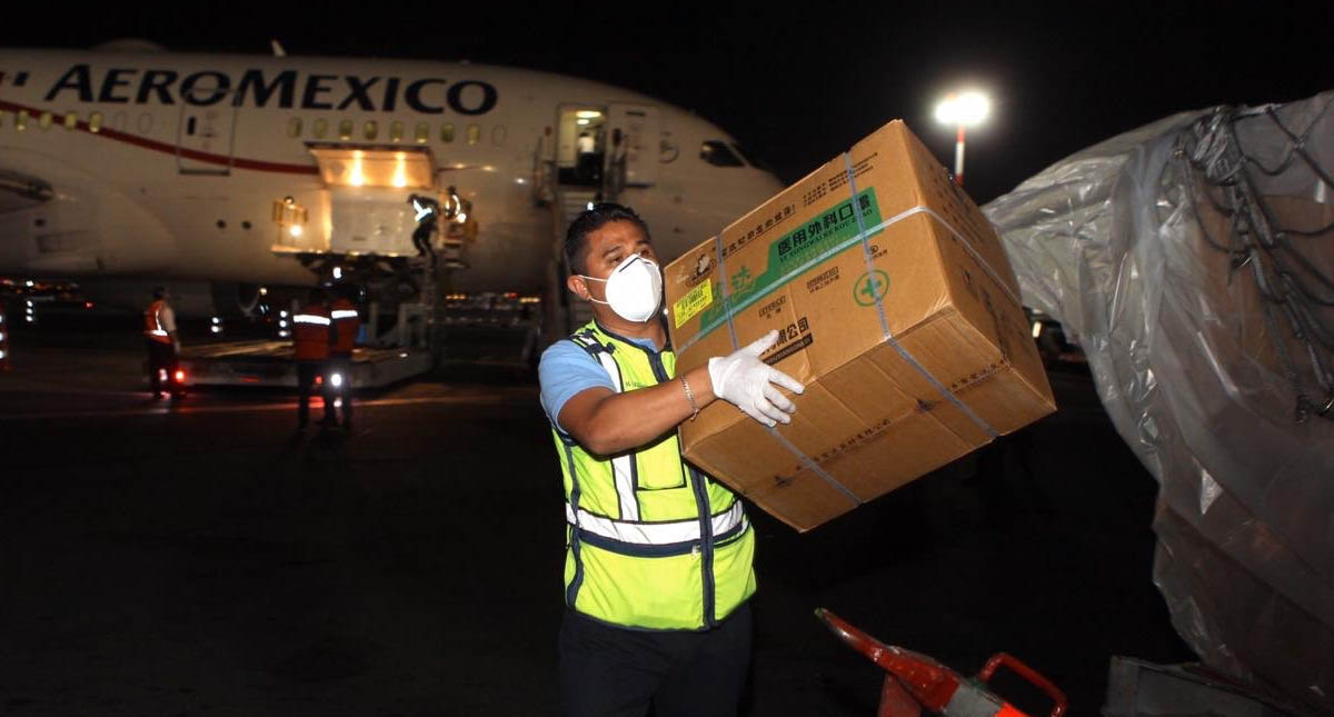 Llega a México el vuelo 14 de China con insumos médicos