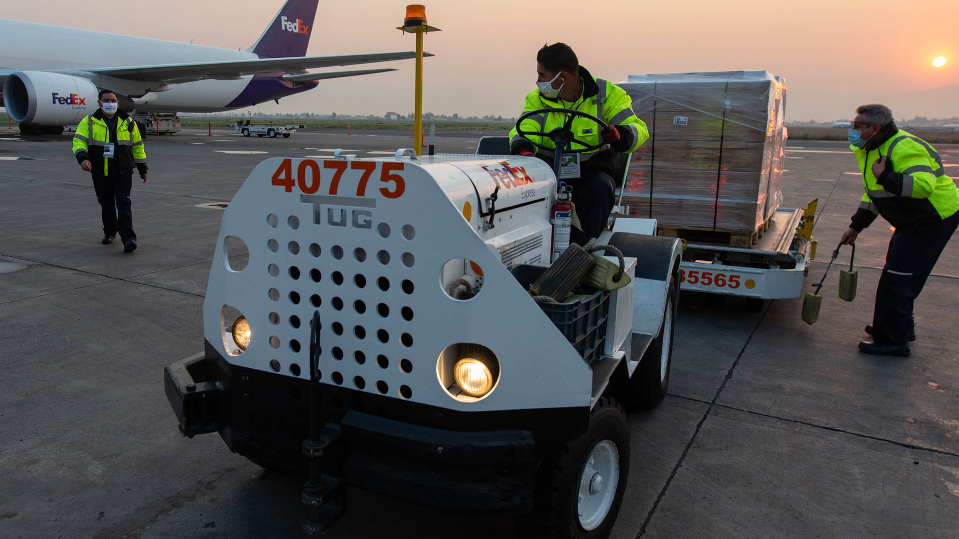 Arriba a México tercer vuelo con 20 ventiladores de Estados Unidos Arriba a México tercer vuelo con 20 ventiladores de Estados Unidos