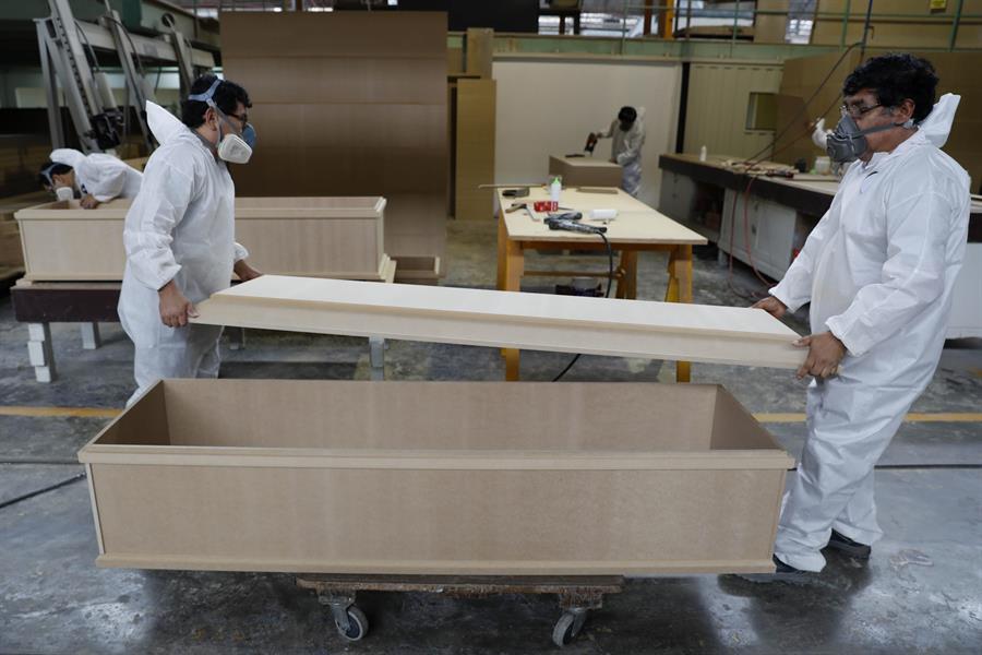 Fabrican ataúdes con materiales de bajo costo en Perú
