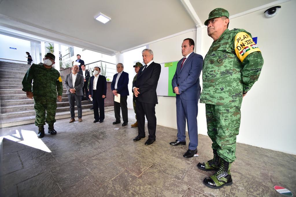 AMLO agradece a militares rehabilitación de hospital en Morelos y participa en "simulacro" - a