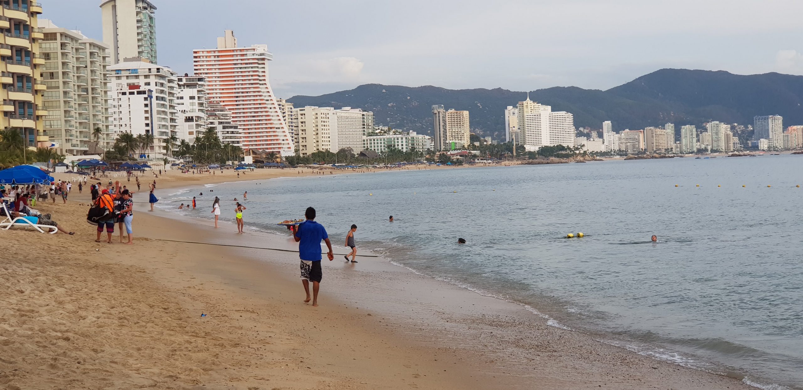 Así reabre México sus puertas al turismo en la 'nueva normalidad' - acapulco-scaled