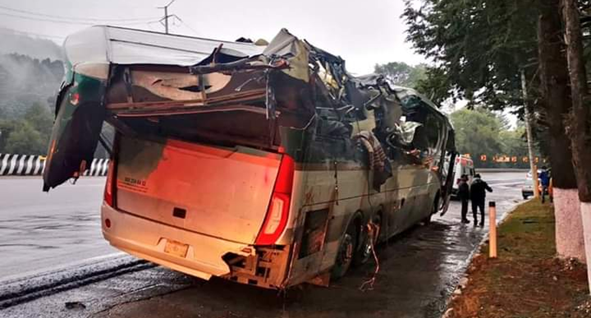 Tráiler impacta a autobús en la México-Toluca con saldo de dos muertos y siete heridos