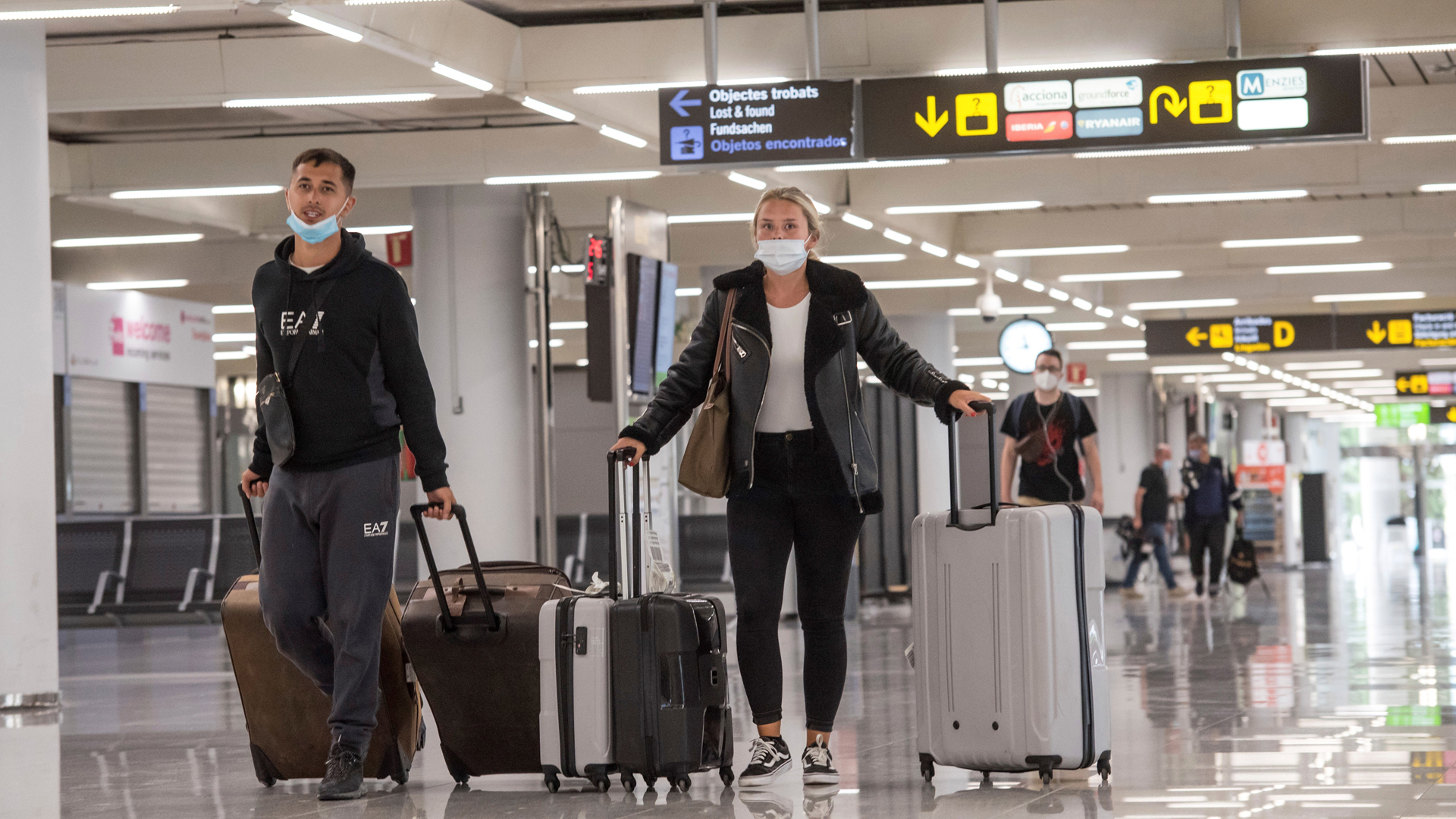 España limita vuelos con el sur de África para frenar variante ómicron