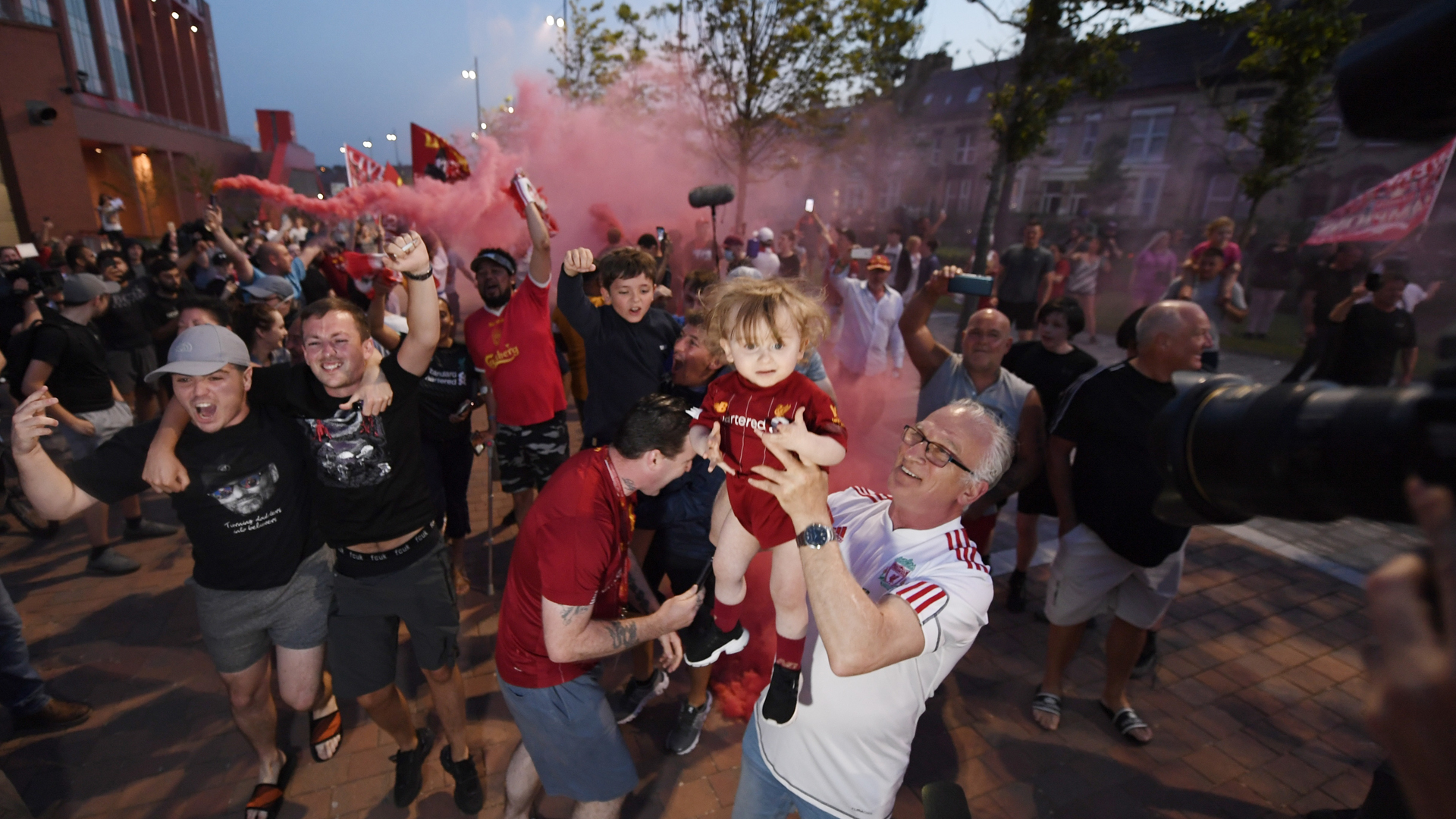 Aficionados del Liverpool toman las calles para celebrar título
