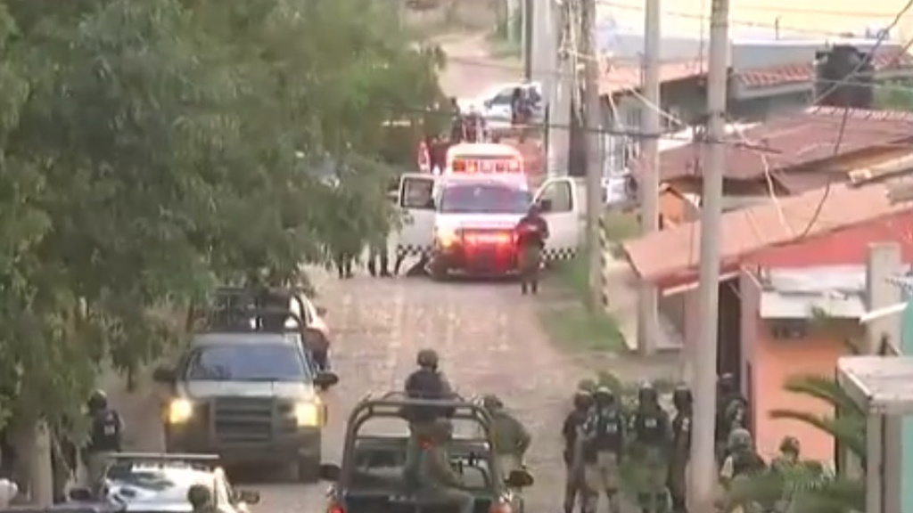 #Video Miembro de la Guardia Nacional muere en enfrentamiento en Jalisco - ambulancias-y-elementos-de-la-guardia-nacional-en-zona-de-enfrentamiento-en-union-de-tula