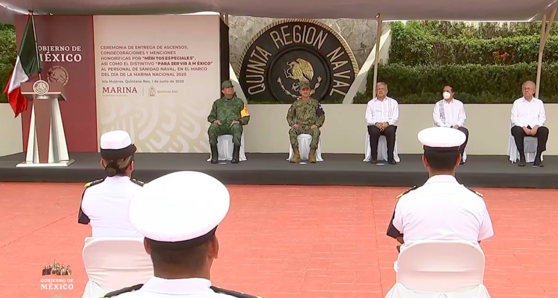 AMLO condecora a personal de Marina que participa en batalla contra COVID-19