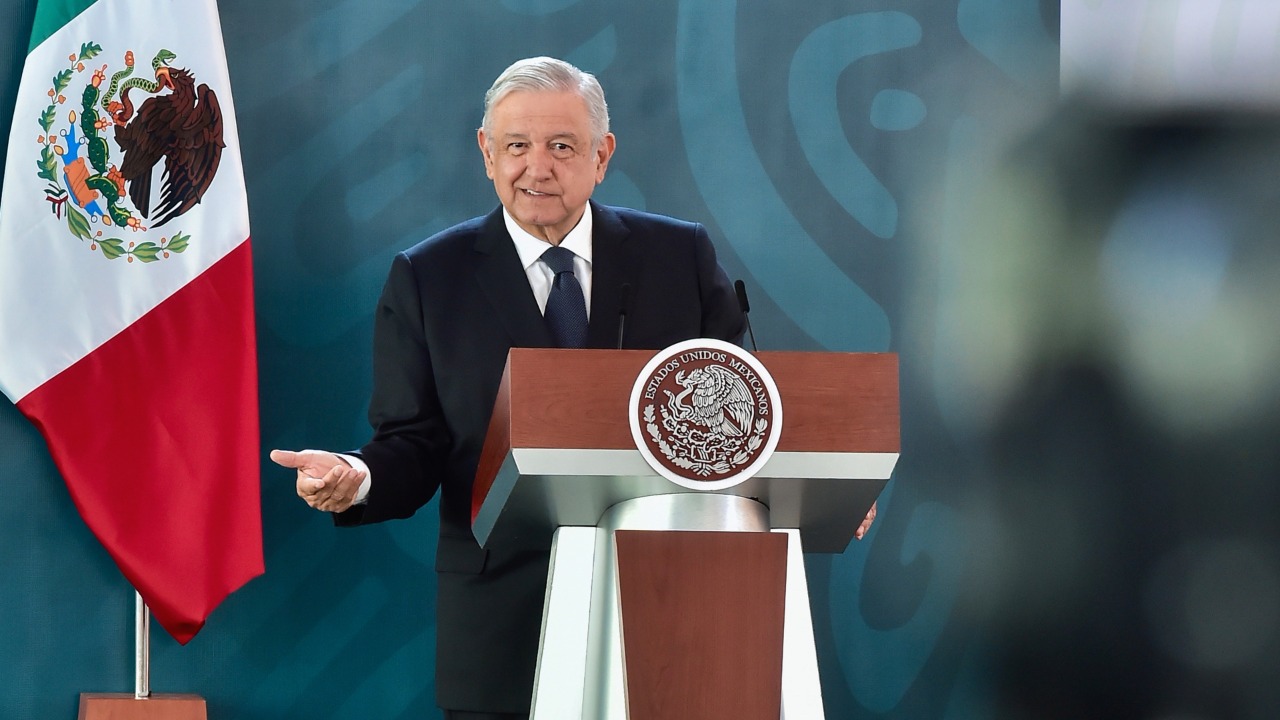 AMLO amaga con enviar iniciativa para desaparecer organismos como la CRE