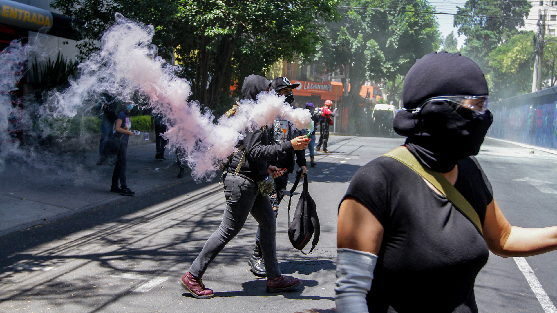 #Video Caos en la Ciudad de México por grupos anarcos #Video Caos en la Ciudad de México por grupos anarcos