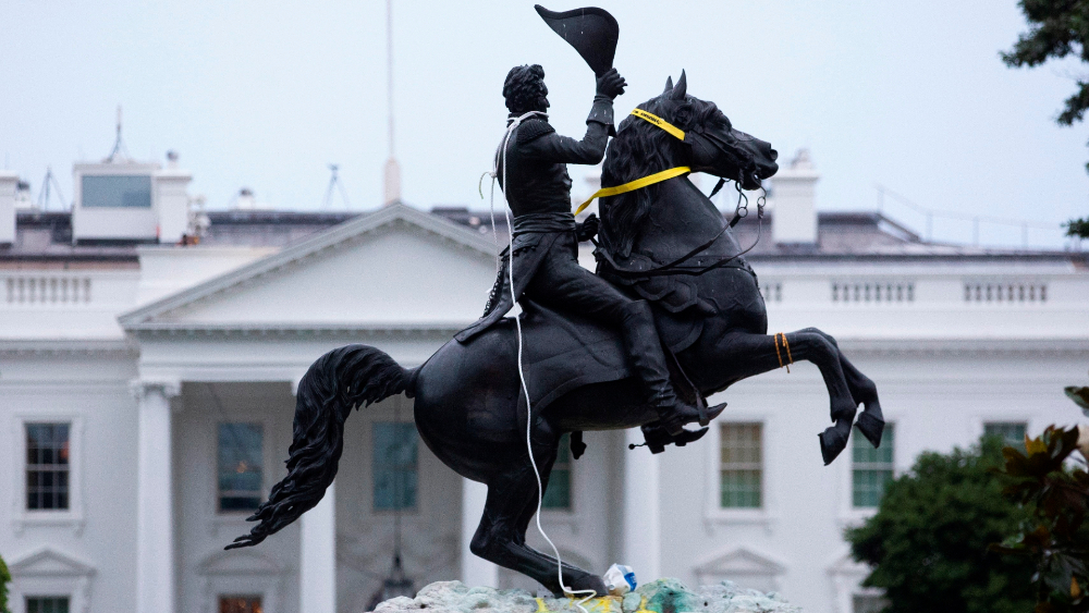 Trump ordena castigar con “largas penas de prisión” a quien ataque monumentos