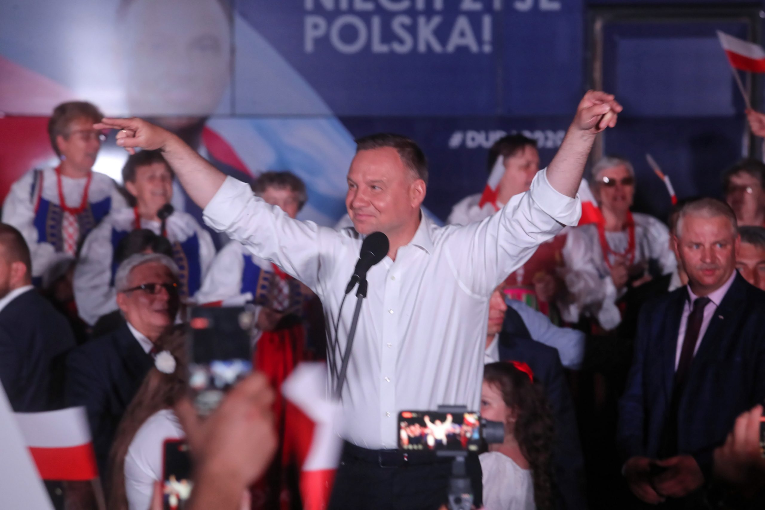 Sondeos dan triunfo al presidente polaco Duda en la primera vuelta en elecciones