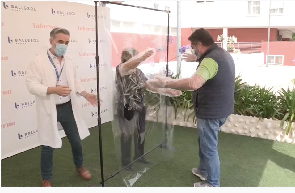 “Arco de los abrazos”, idea de una residencia de adultos mayores para poder abrazarse