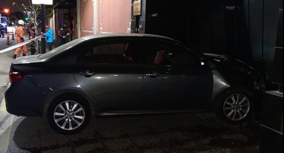 Sujeto intenta derribar puerta de embajada china en Buenos Aires con un auto - argentina-embajada-china-choque-puerta-2