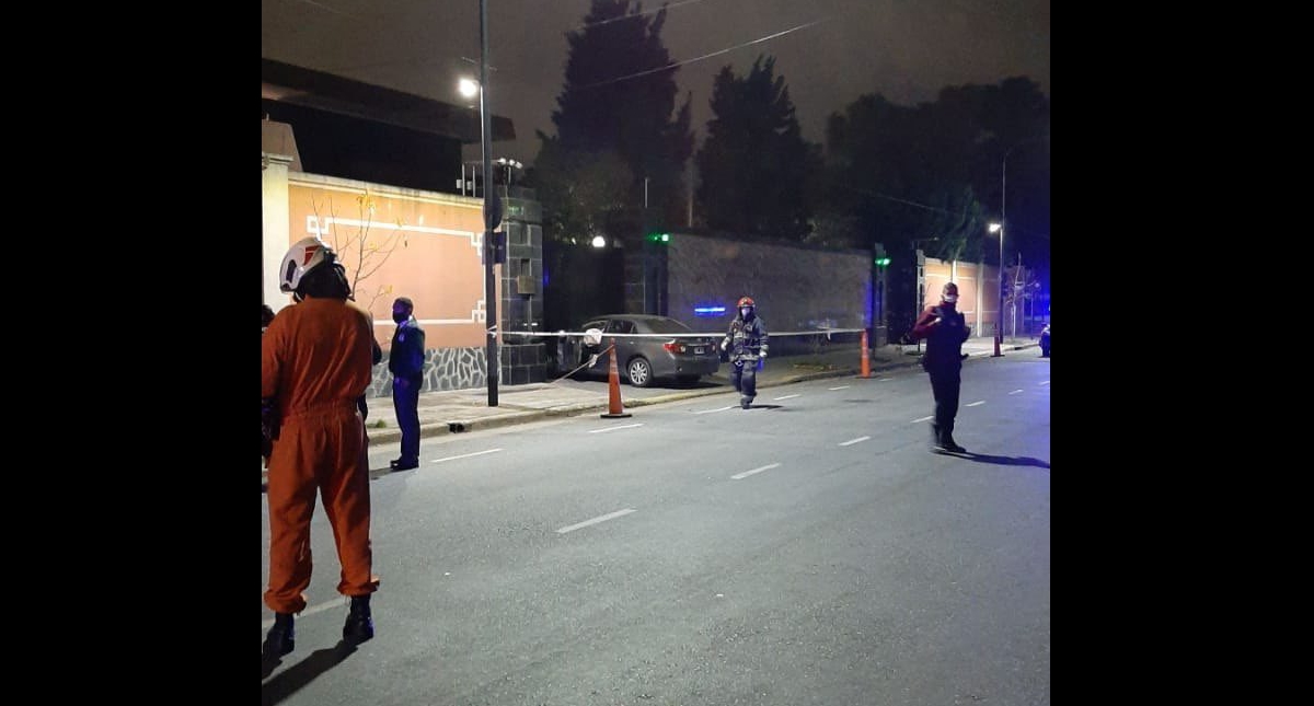 Sujeto intenta derribar puerta de embajada china en Buenos Aires con un auto Sujeto intenta derribar puerta de embajada china en Buenos Aires con un auto