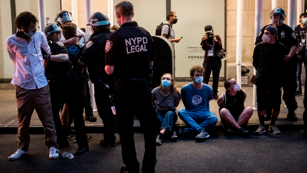 Unos 250 manifestantes detenidos en Nueva York por desafiar el toque de queda